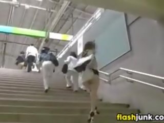 Japonais dame nu en publique sur une subway