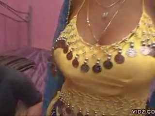 Pleasant ινδικό πόρνη δίνει τον εαυτό της να ένα παιδαράς