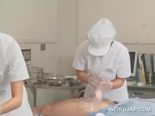 Asia perawat menghirup air mani di luar dari loaded shaft di kelompok