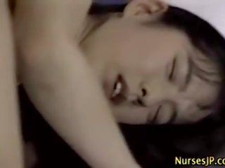 Japans aziatisch verpleegster fingered door haar colleague