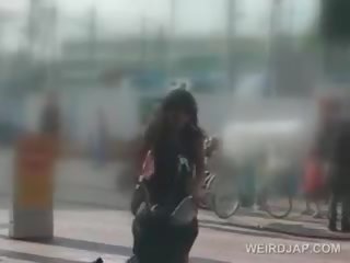 Kuuma japanilainen vauva masturboi kanssa dildoja päällä hänen pyörä