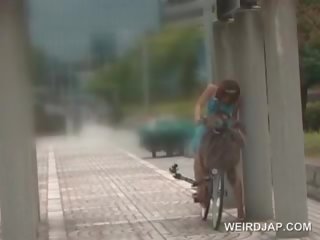 Asiatico bambola cavalcare il bike schizzi tutto suo fica succhi di frutta